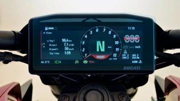 Protector de vidrio templado Pixsel en el velocímetro de la moto DUCATI XDIAVEL 2025 + 8.2“