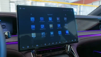 Protector de vidrio templado Pixsel en el monitor DENZA Z9 GT - 18“ 2025 -