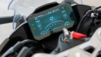 Protector de vidrio templado Pixsel en el velocímetro de la moto CFMOTO 450 (SR, SR S, SS) 6.8“