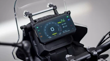 Protector de vidrio templado Pixsel en el velocímetro de la moto CFMOTO 450MT 6.8“