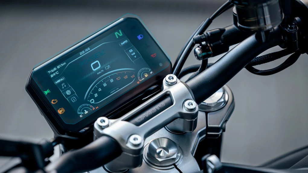Защитное стекло Pixsel на спидометр мотоцикла CFMOTO 450NK 6.8“