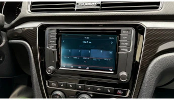 Protector de vidrio templado Pixsel en el monitor VOLKSWAGEN PASSAT - 6.2“ 2015 - 2019 (B8)