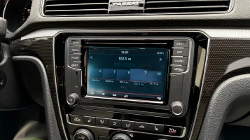 Protector de vidrio templado Pixsel en el monitor VOLKSWAGEN PASSAT - 6.2“ 2015 - 2019 (B8)