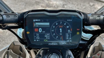 Protector de vidrio templado Pixsel en el velocímetro de la moto DUCATI DIAVEL V4 7.1“
