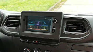 Protector de vidrio templado Pixsel en el monitor RENAULT MASTER - 6.9“ 2020 - 2023