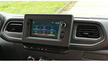 Protector de vidrio templado Pixsel en el monitor RENAULT MASTER - 6.9“ 2020 - 2023