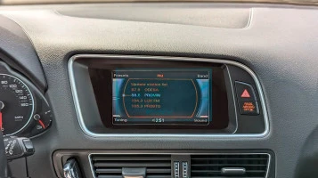 Protector de vidrio templado Pixsel en el monitor AUDI Q5 / SQ5 - 6.3“ 2012 - 2017