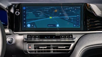 Protector de vidrio templado Pixsel en el monitor TOYOTA CAMRY - 13.4“ 2024 -