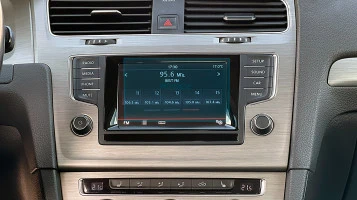 Protector de vidrio templado Pixsel en el monitor VOLKSWAGEN GOLF - 5.8“ 2013 - 2017