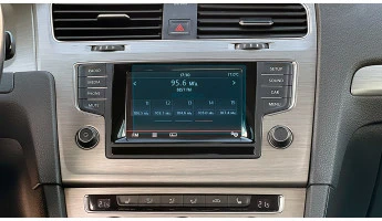 Protector de vidrio templado Pixsel en el monitor VOLKSWAGEN GOLF - 5.8“ 2013 - 2017