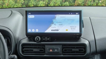 Protector de vidrio templado Pixsel en el monitor TOYOTA PROACE CITY / CITY VERSO - 11.1“ 2024 -