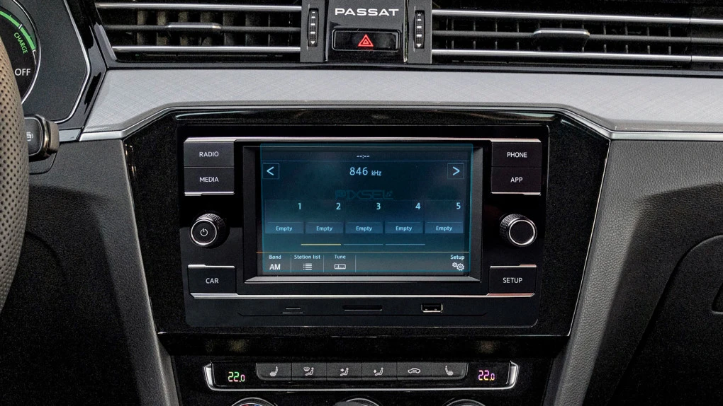 Protector de vidrio templado Pixsel en el monitor VOLKSWAGEN PASSAT - 6.5“ 2019 - 2022 (B8)