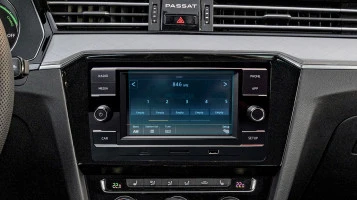 Protector de vidrio templado Pixsel en el monitor VOLKSWAGEN PASSAT - 6.5“ 2019 - 2022 (B8)