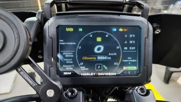 Protector de vidrio templado Pixsel en el velocímetro de la moto HARLEY-DAVIDSON 2024 CVO PAN AMERICA 6.9“