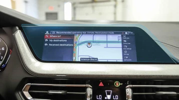 Protector de vidrio templado Pixsel en el monitor BMW 2 / M2 - 14.3“ 2021 - 2022 (G42, F87, F44)