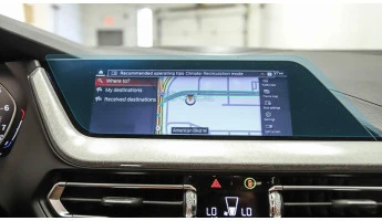 Protector de vidrio templado Pixsel en el monitor BMW 2 / M2 - 14.3“ 2021 - 2022 (G42, F87, F44)