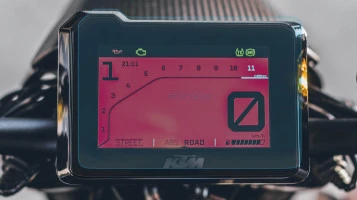 Protector de vidrio templado Pixsel en el velocímetro de la moto KTM Brabus 1500 R 6.8“