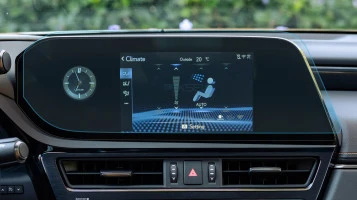 Protector de vidrio templado Pixsel en el monitor LEXUS ES - 17.4“ 2021 -