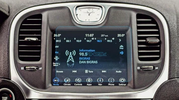 Protector de vidrio templado Pixsel en el monitor CHRYSLER 300 - 8.1“ 2014 - 2020