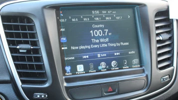 Protector de vidrio templado Pixsel en el monitor CHRYSLER 200 - 8.1“ 2013 - 2016