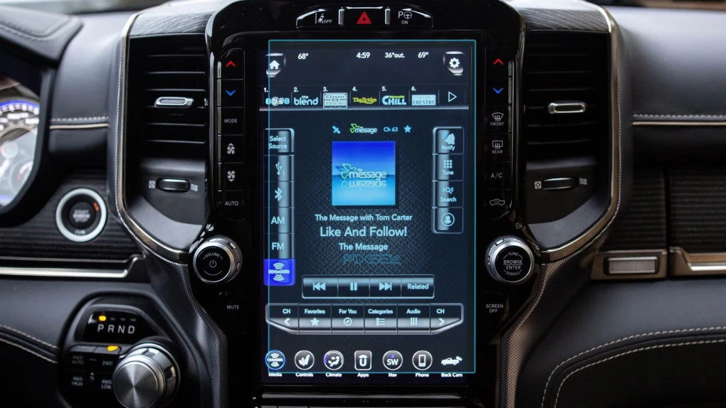 Protector de vidrio templado Pixsel en el monitor DODGE RAM 1500 - 12“ 2021 - 2024