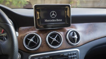 Protector de vidrio templado Pixsel en el monitor MERCEDES BENZ GLA-CLASS - 6.9“ 2014 - 2017