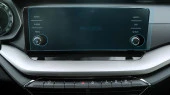 Protector de vidrio templado Pixsel en el monitor SKODA OCTAVIA - 13“ 2020 - 2023