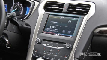 Protector de vidrio templado Pixsel en el monitor FORD MONDEO - 8.1“ 2019 - 2022