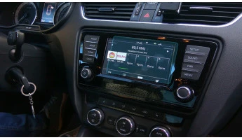 Protector de vidrio templado Pixsel en el monitor SKODA OCTAVIA - 6.4“ 2013 - 2016