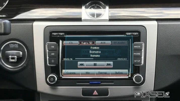 Protector de vidrio templado Pixsel en el monitor VOLKSWAGEN CC - 6.3“ 2012 - 2016