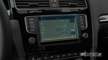 Protector de vidrio templado Pixsel en el monitor VOLKSWAGEN GOLF - 6.3“ 2013 - 2017