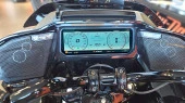 Protector de vidrio templado Pixsel en el velocímetro de la moto HARLEY-DAVIDSON 2025 ROAD GLIDE 13.5“
