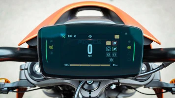 Protector de vidrio templado Pixsel en el velocímetro de la moto HARLEY-DAVIDSON 2020 LIVEWIRE FIRST STRIKE EDITION 7.5“