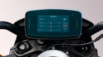 Protector de vidrio templado Pixsel en el velocímetro de la moto LIVEWIRE 2022 ONE 7.5“