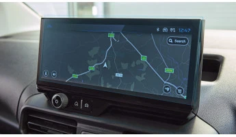 Protector de vidrio templado Pixsel en el monitor PEUGEOT PARTNER - 11.1“ 2024 -