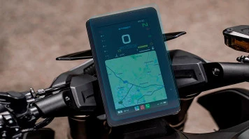 Protector de vidrio templado Pixsel en el velocímetro de la moto CFMOTO 800MT Advanced 2023 + 9.9“