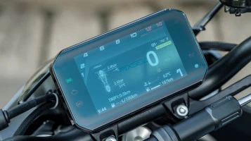 Protector de vidrio templado Pixsel en el velocímetro de la moto CFMOTO 675NK 2024 + 6.8“