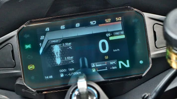 Protector de vidrio templado Pixsel en el velocímetro de la moto CFMOTO 675SR-R 2024 + 6.8“