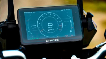 Protector de vidrio templado Pixsel en el velocímetro de la moto CFMOTO 800MT EXPLORE 2023 + 9.9“