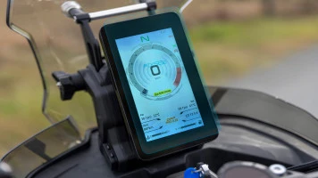 Protector de vidrio templado Pixsel en el velocímetro de la moto CFMOTO 800MT-X 2025 + 9“