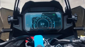 Protector de vidrio templado Pixsel en el velocímetro de la moto CFMOTO 700MT 2023 + 6.8“